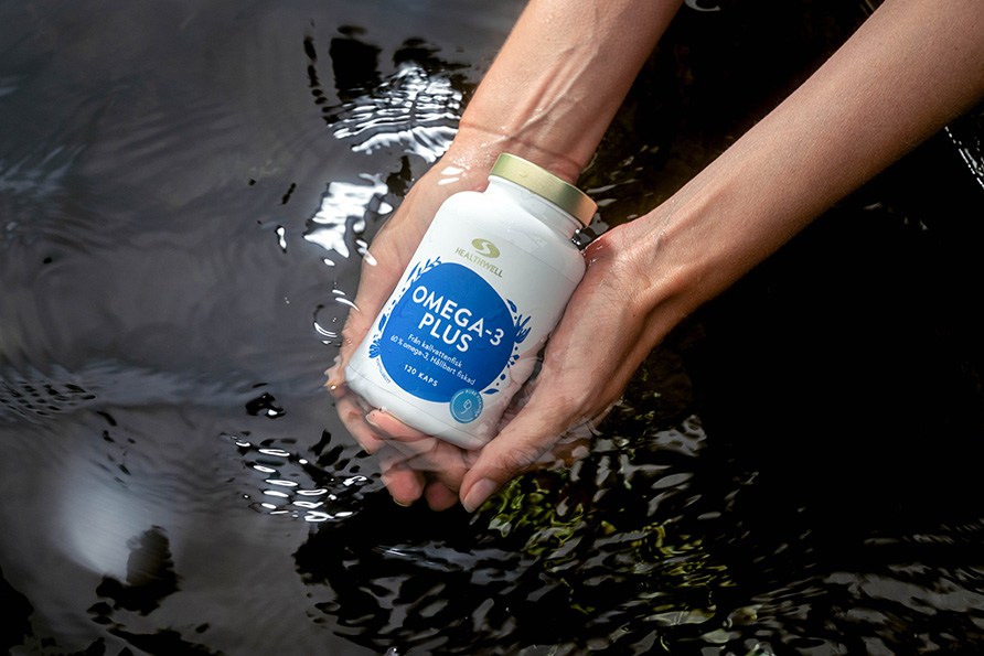 En b�tte Healthwell Omega-3 holdes nede i vand.