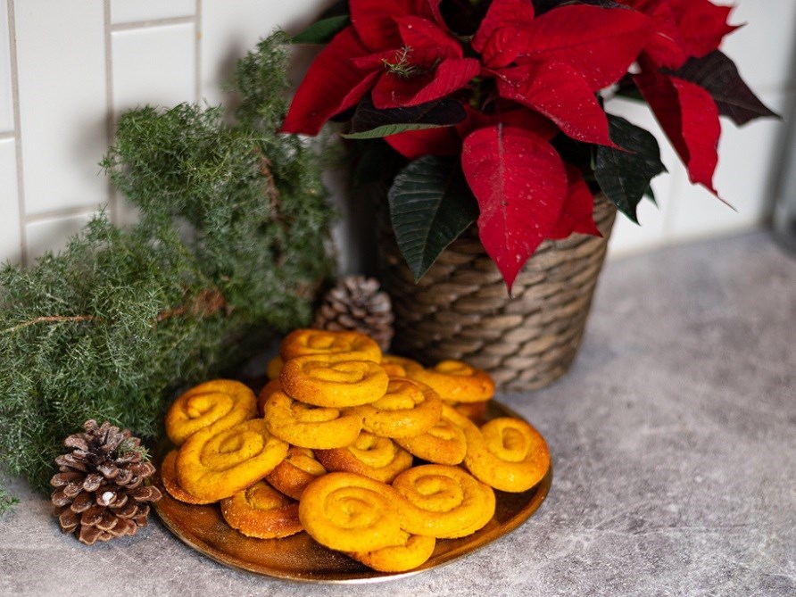 Luciabrd ligger p en tallerken med en blomst og julet dekorationer bagom.