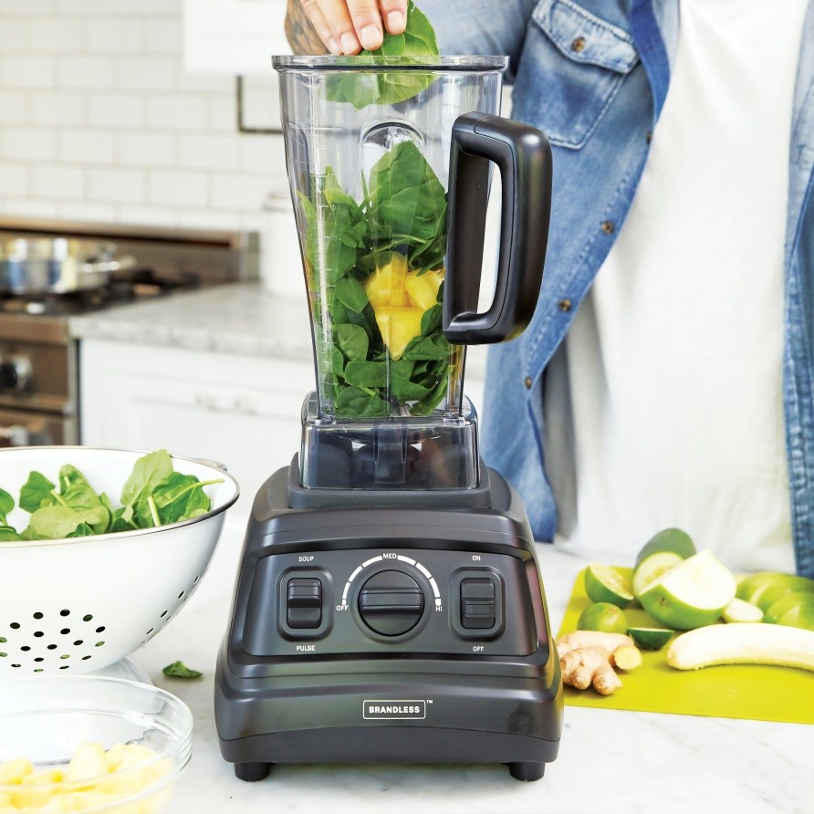 Blender med en smoothie af spinat og frugter. Blender med en smoothie af spinat og frugter.