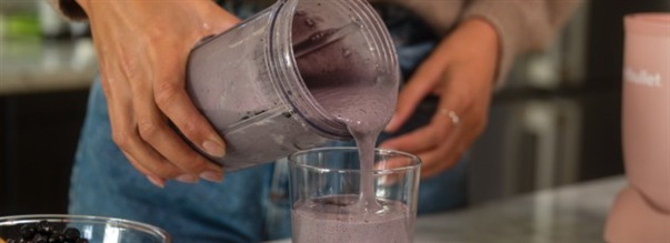 Blbrsmoothie med bone broth og spirulina