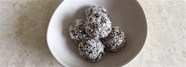 Nringsrige dadelkugler af Helena Lien Nielsen