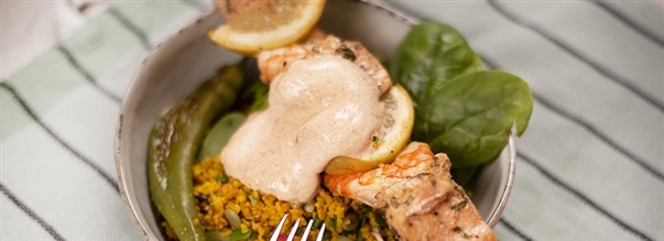 Lakse- og rejespyd med bulgursalat og honningsauce