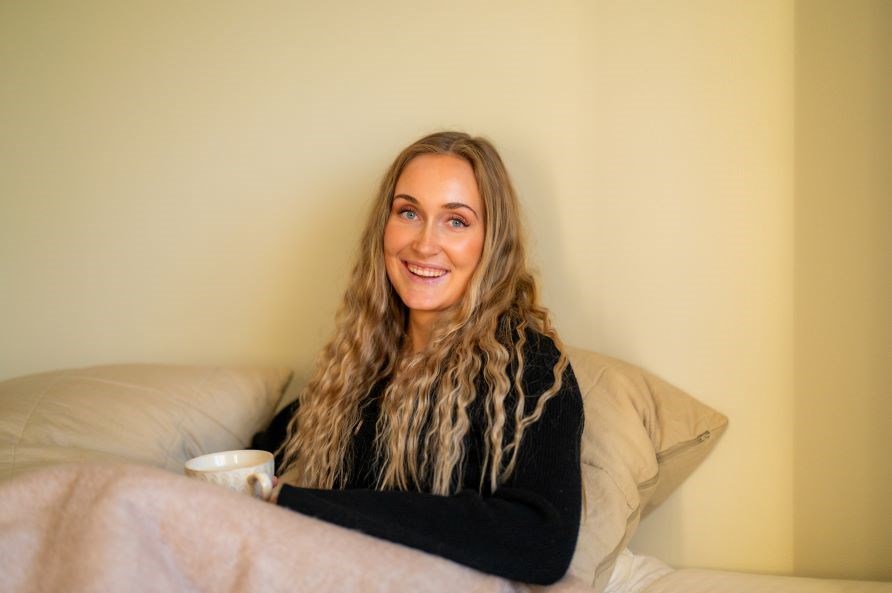 Annie hygger sig i en sofa.