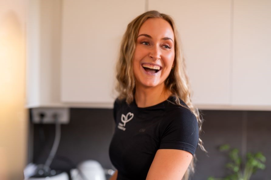 Annie i nrbillede, griner.