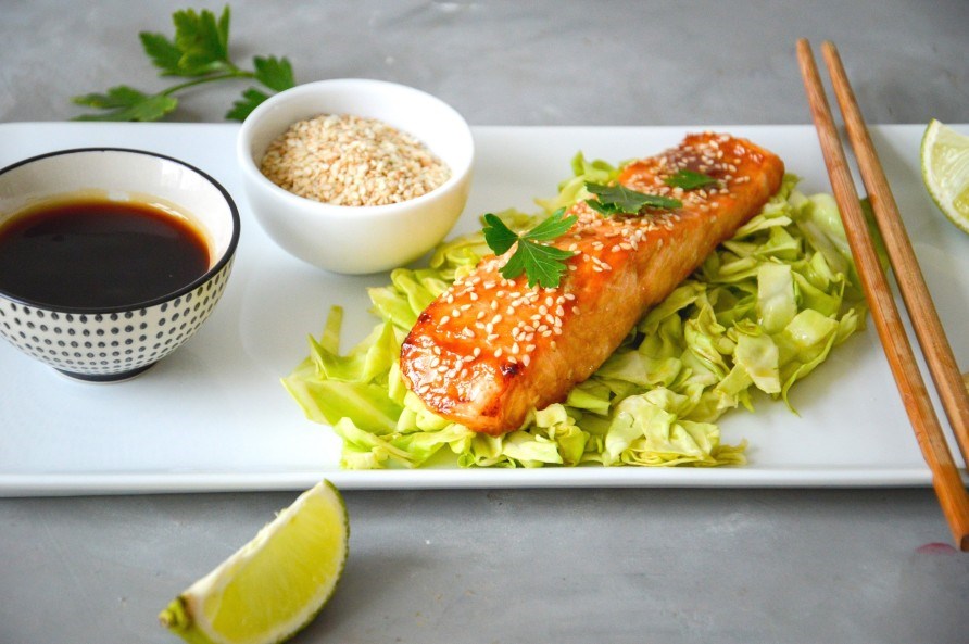 Sesampaneret laksefilet p en seng af hvidkl.