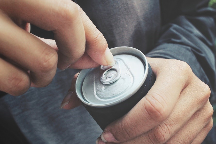 To h�nder, der holder en aluminiumsd�se, som de er ved at �bne.