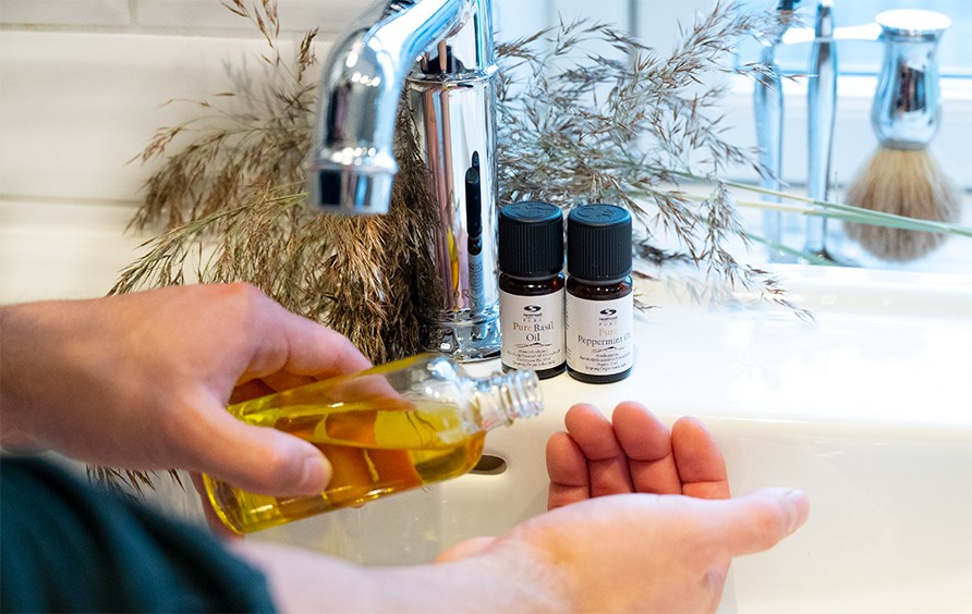 Basilikumolie med jojoba og pebermynte.