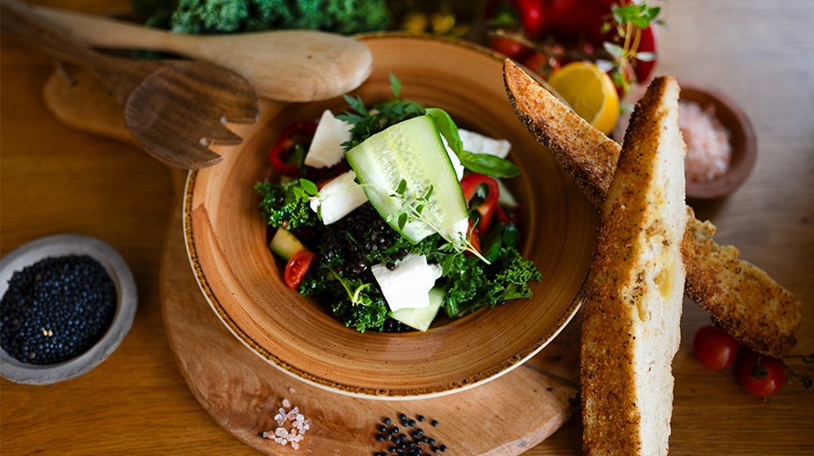 En sk�l med blandt andet belugalinser, gr�nk�l, tomat, fetaost og agurk. 