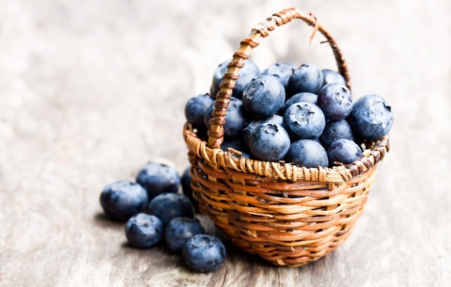 Blåbær i en lille kurv. Blåbær i en lille kurv.