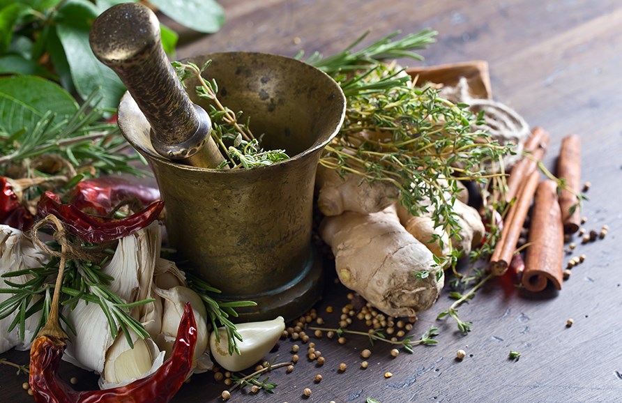 Blandede krydderier ved en morter. Blandede krydderier ved en morter.