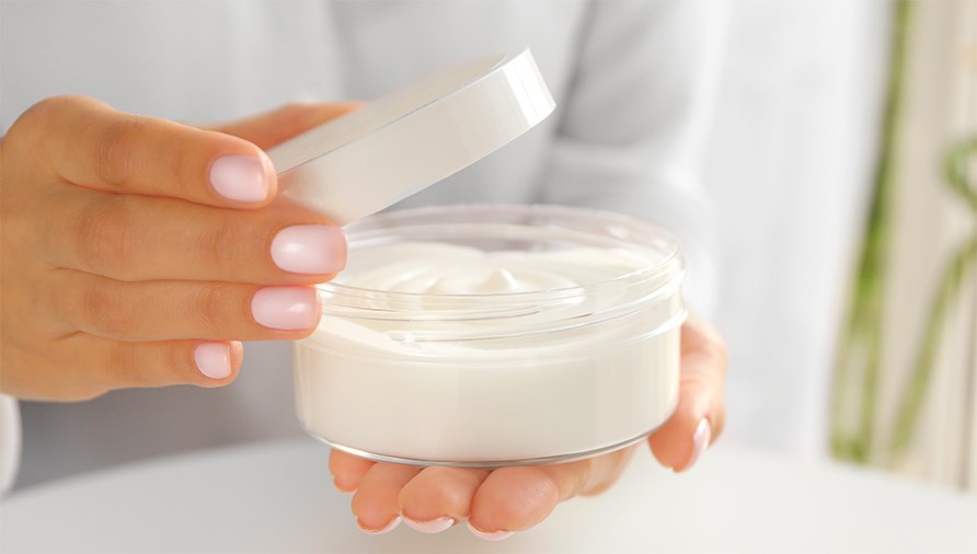 Et par hnder bner en btte med creme.