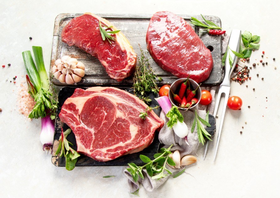 R bffer anrettet p et skrebrt med tilbehr rundt om.