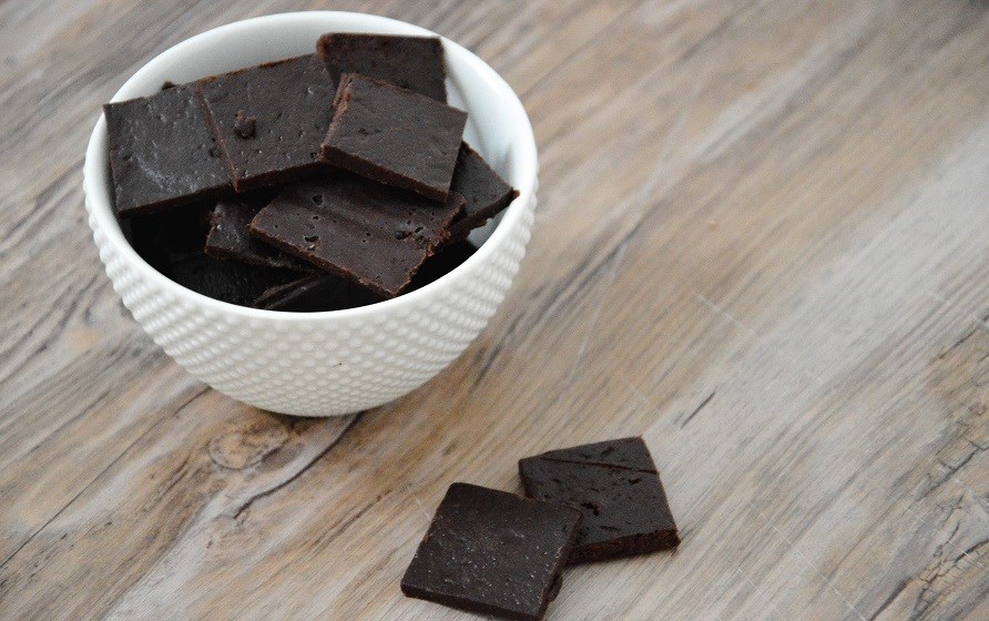 Julede chokoladebidder ligger i en skl.