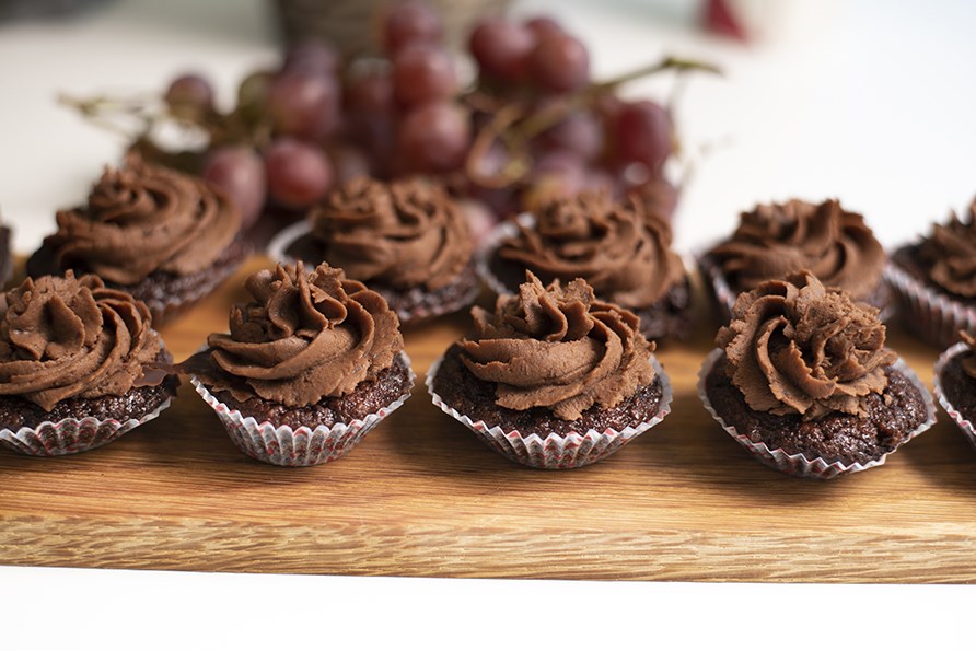 Glutenfrie chokolademuffins med frosting med chokoladesmag st�r p� et bord.