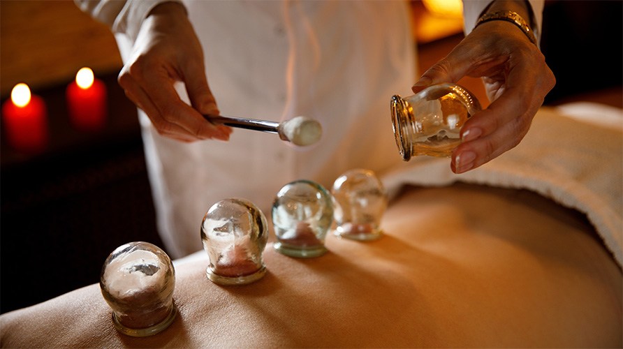 Koppingbehandling med glaskopper p ryggen.