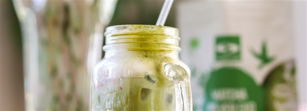 Ismatcha-latte med jordbr