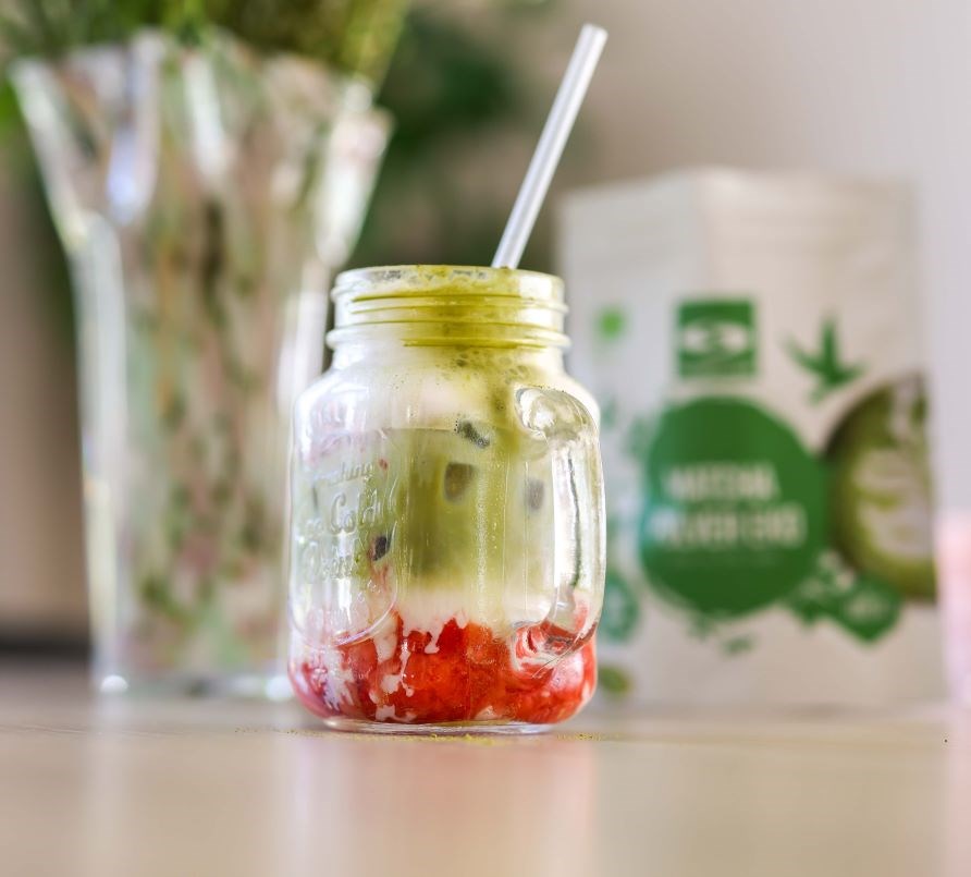 Denice Mobergs matchalatte i et glas med et sugerr.