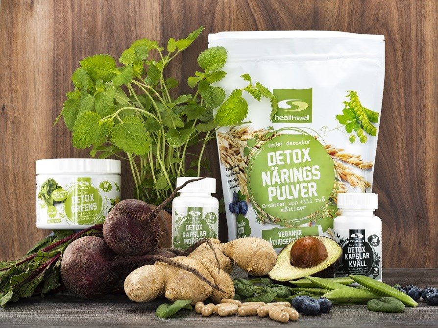 Billede af forskellige produkter fra vores detox-serie; Detox Greens, Detox Næringspulver, Detox Kapsler Morgen og Detox Kapsler Aften.