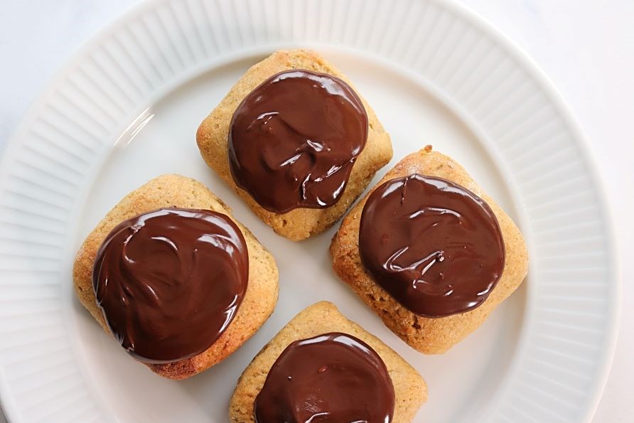 Fire fastelavnsboller på en tallerken