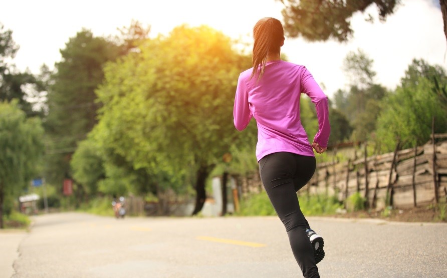 Kvinde løbetræner udendørs. Kvinde løbetræner udendørs.