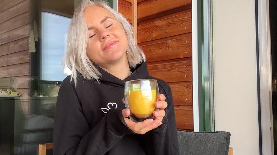 Susanna Jungblom sidder med en kop Golden Milk Latte i h�nden.