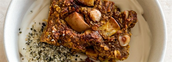 Bagt proteingrd med bler, kanel og hasselndder