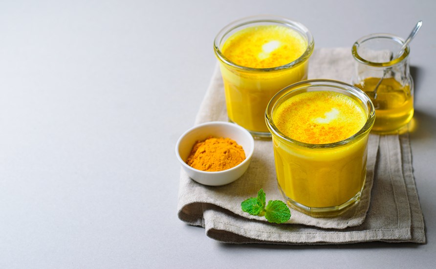 Guldmjölk upphällt i två glas. Guldmjölk upphällt i två glas.