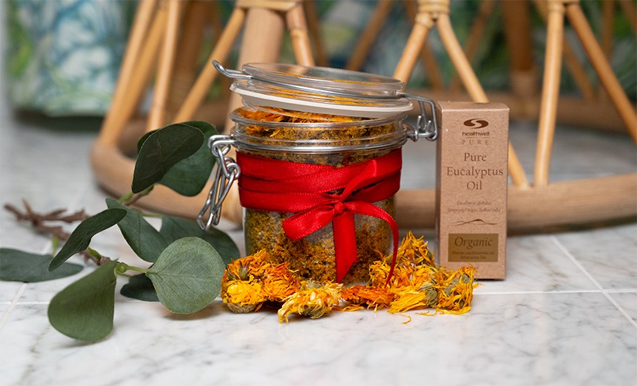 Body scrub med nrende ingredienser.