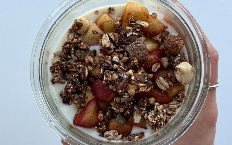 Chiagrd i en glasskl med toppings som ndder og frugt.