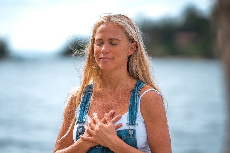 Billede af Josefine Dyall holder sine h�nder p� brystkassen.