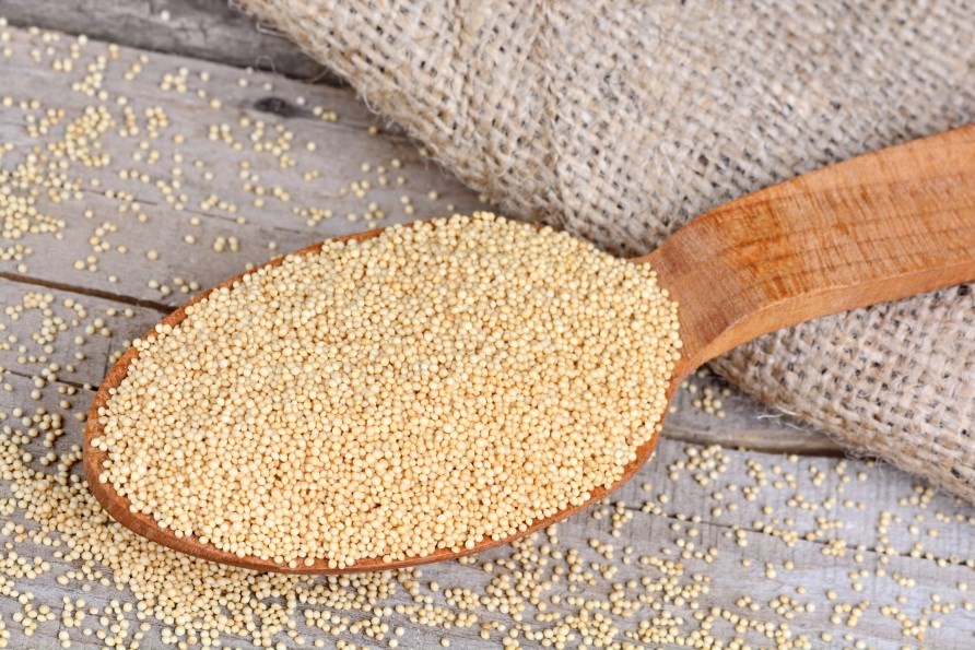 Amaranthfrø der ligger på en træske. Amaranthfrø der ligger på en træske.