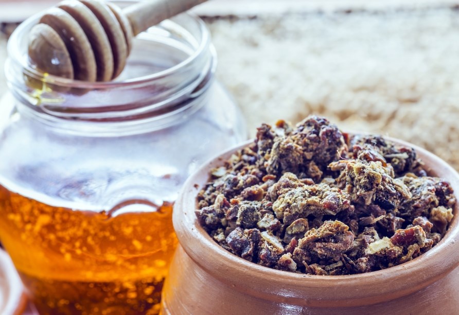 En krukke med propolis og et glas honing. En krukke med propolis og et glas honing.