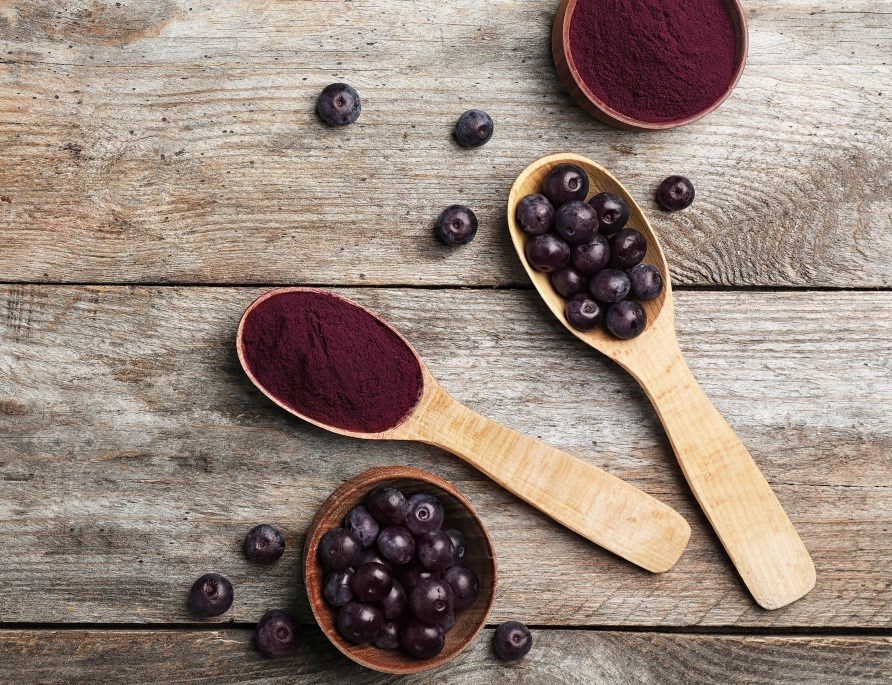 Acaibær og acaipulver på træslevar. Acaibær og acaipulver på træslevar.