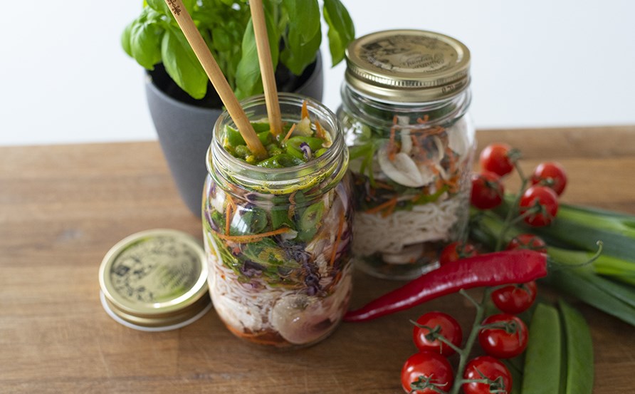 Hot Pot Jar med shiratakinudler og grntsager i en glasbeholder.