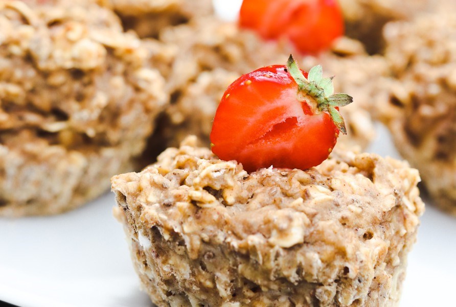 Veganske banan- og havremuffins pyntet med jordbr.