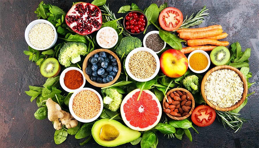 En sund og varrieret kost med frugt og grønt, bidrager til at styrke immunforsvaret Sund og varrieret kost for et stærkt immunforsvar