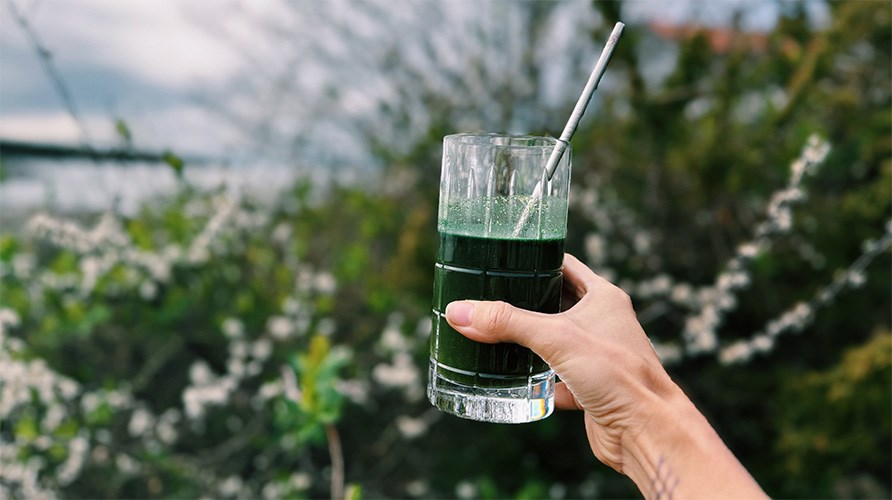 Johanna Hectors nringsrige sommerdrink foran en busk.
