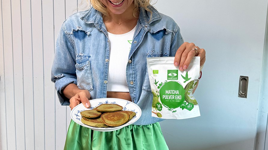 Johanna Hector holder en tallerken med matchapandekager og i Healthwell Matcha Pulver KO.