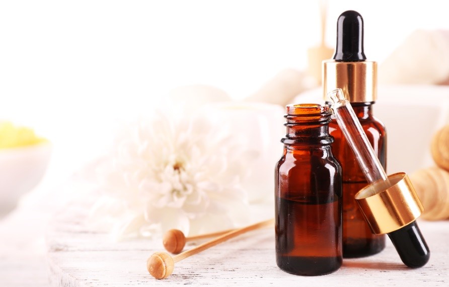 Jojobaolie i flasker med pipette. Jojobaolie i flasker med pipette.