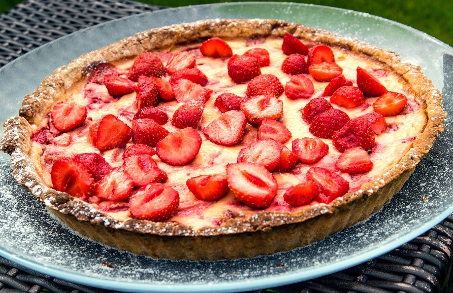 En jordb�rt�rte lavet p� en glutenfri t�rtebund, serveres p� et fad.