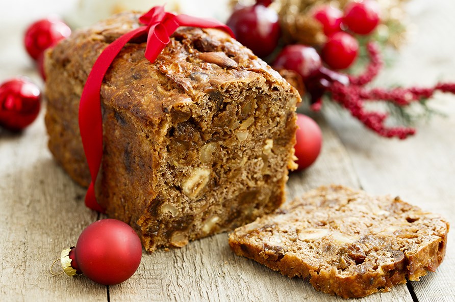 Et julebrd med en rd sljfe bundet rundt om.