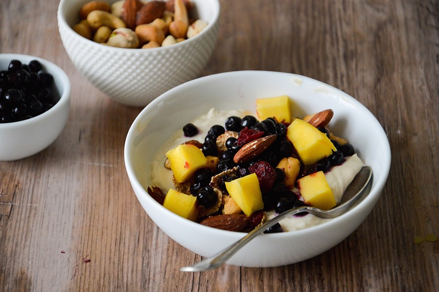En sk�l med yoghurt, n�dder og b�r.