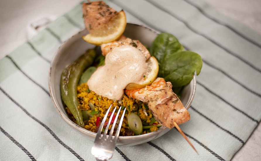 Bulgursalat og fiskespyd med laks og rejer, der toppes med marokkansk honningsauce.