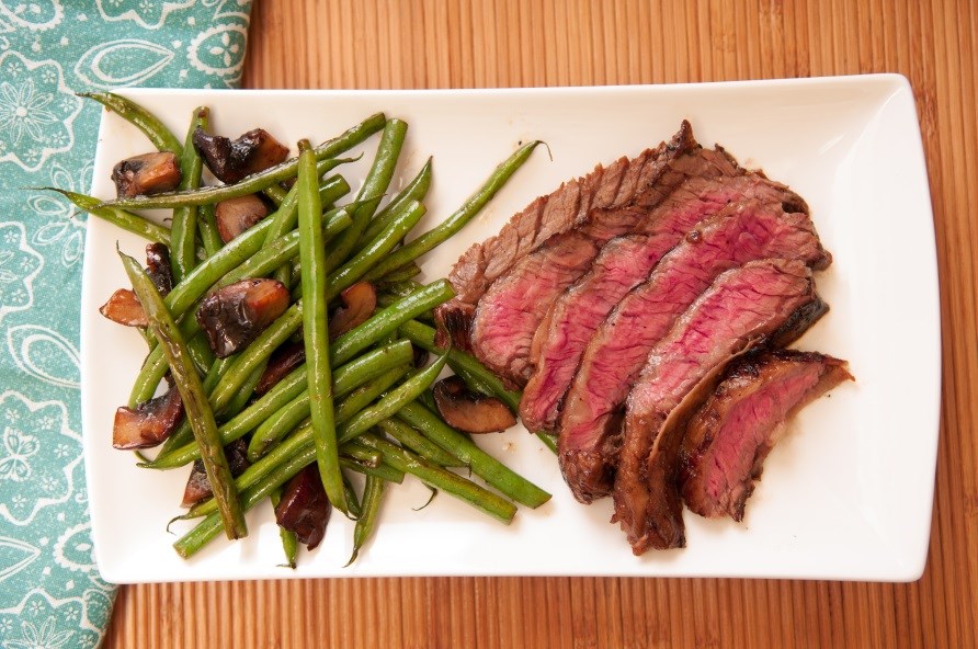 Kdstykker og bnner p en tallerken som aftensmad for LCHF.