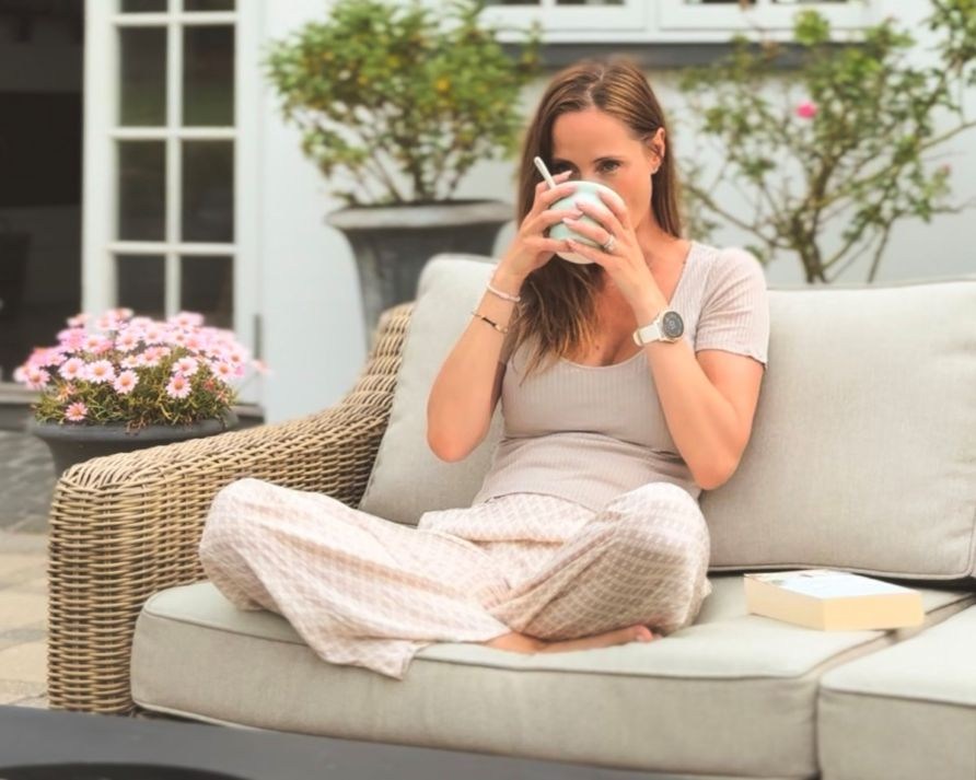 Lea Kessler sidder p� en udend�rssofa og drikker hendes matcha latte.