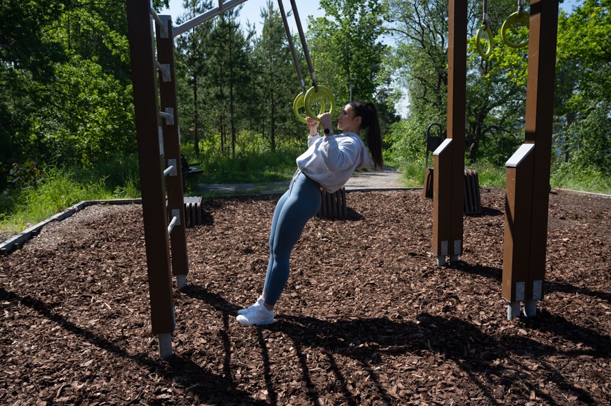 Kvinde udfrer velsen roning.