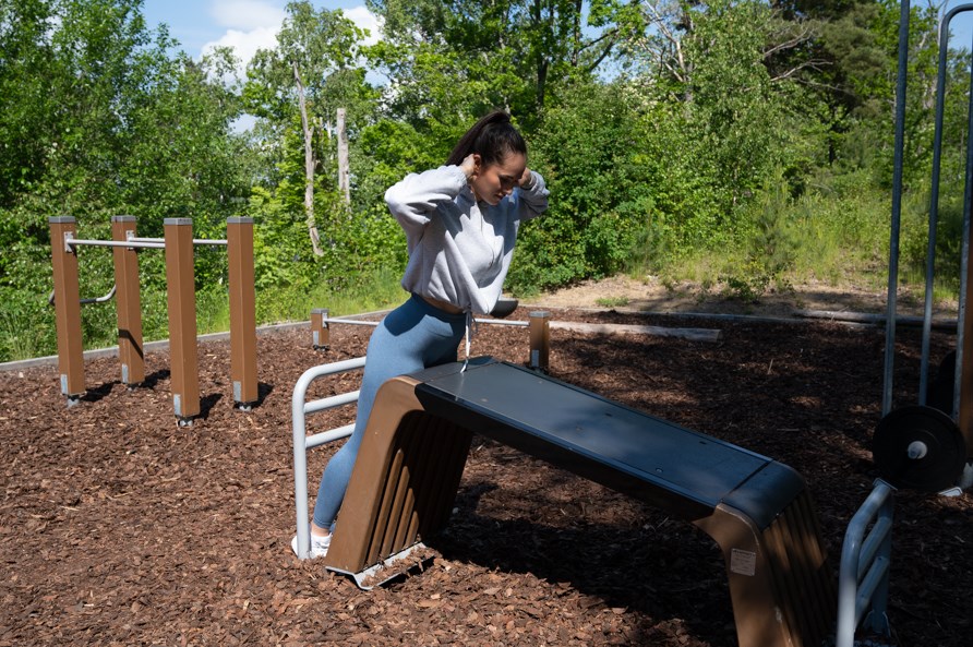 Kvinde der trner ryggen.