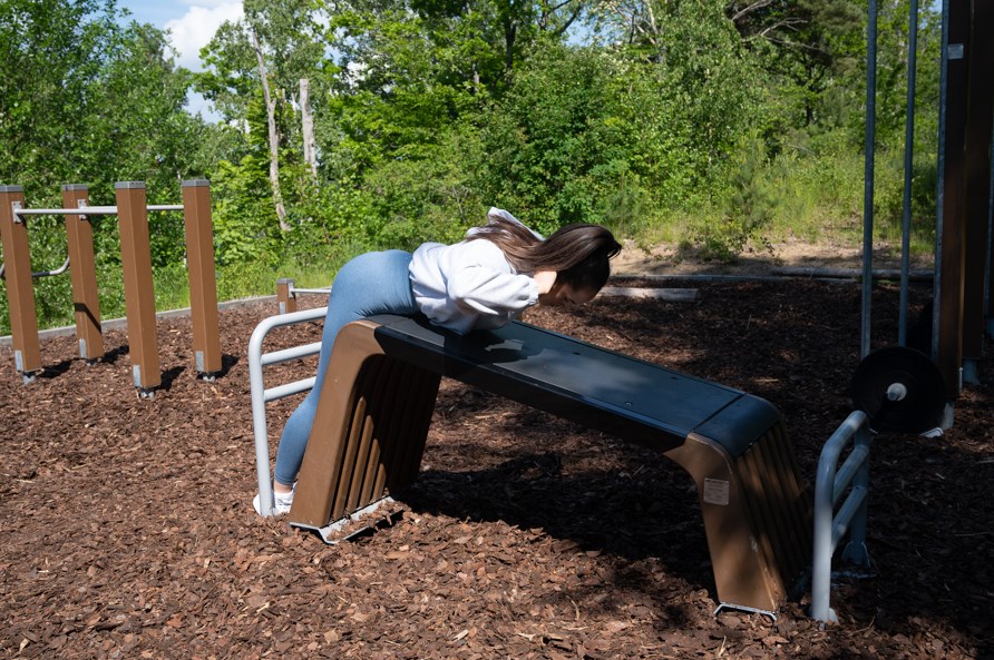 Kvinde udfrer velsen rygstrk.