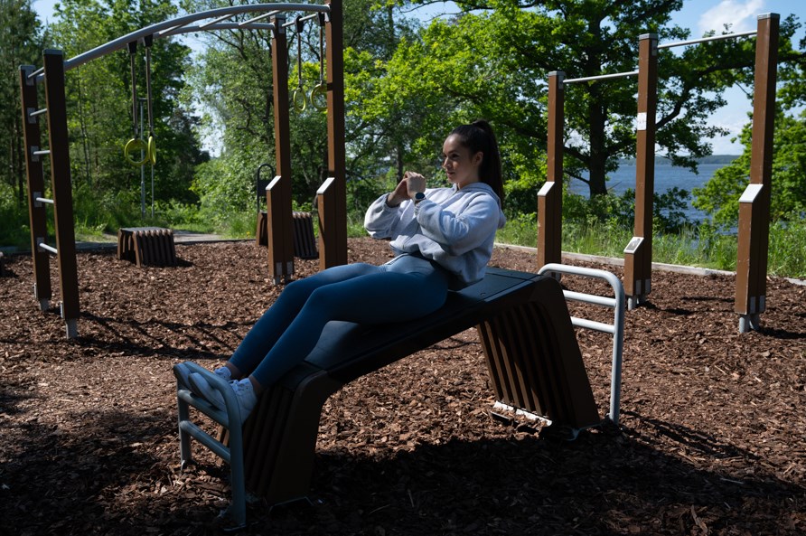 Kvinde udfrer velsen sit-ups.