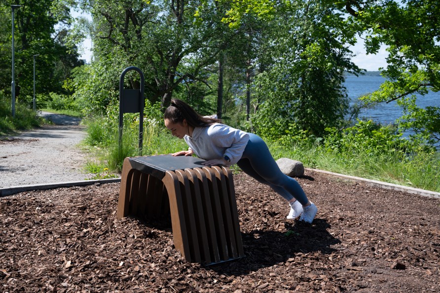 Kvinde udfrer velsen armbjninger.